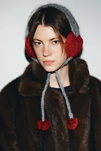 CACHE-OREILLES EN TRICOT CŒURS À POMPON