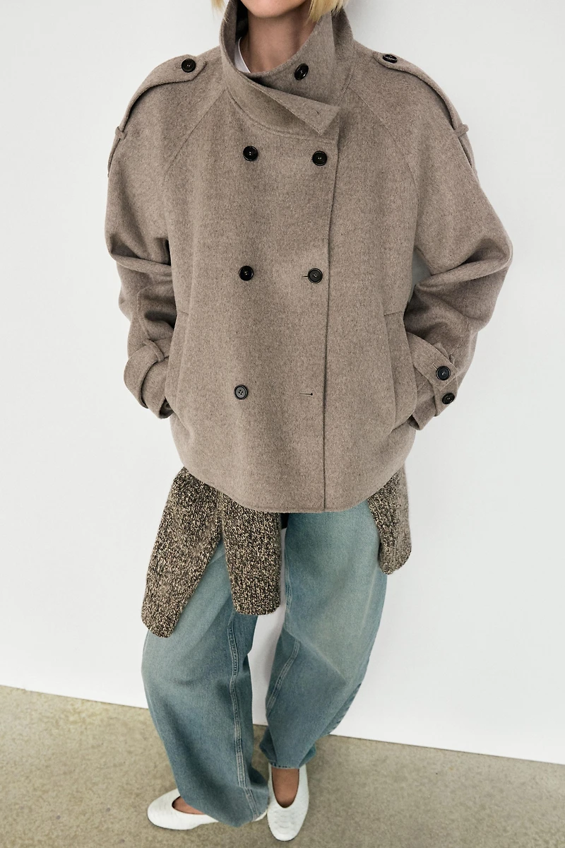 Trench court détails boutonnés