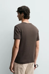 T-SHIRT REGULAR FIT CÔTELÉ