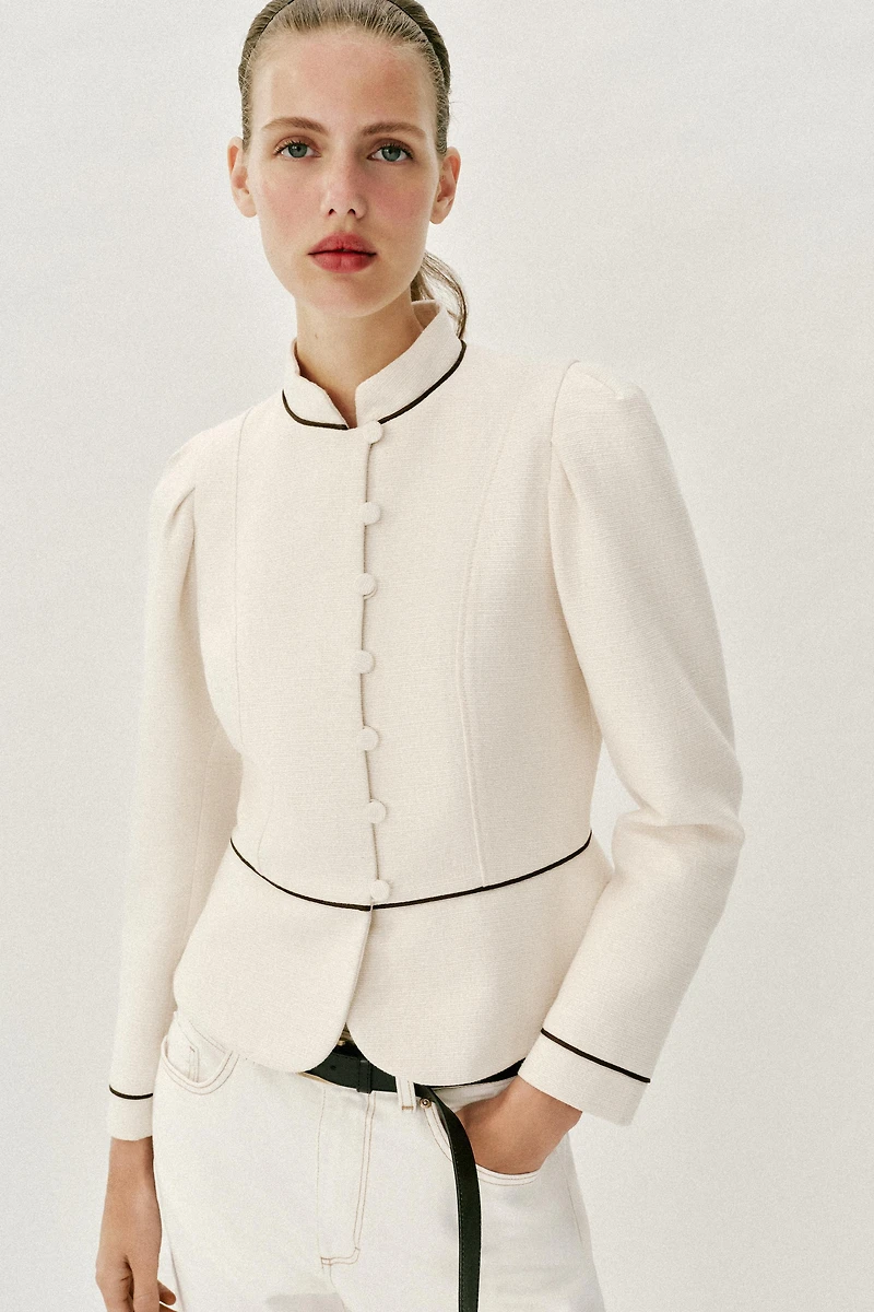 VESTE AJUSTÉE À LISERÉS EN CONTRASTE