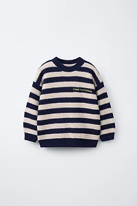 PULL EN MAILLE À RAYURES AVEC INSCRIPTION BRODÉE