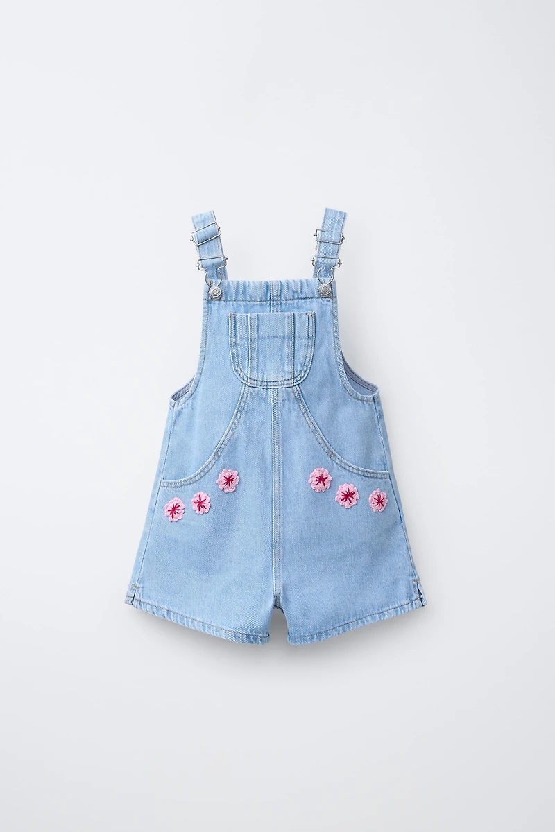 SALOPETTE COURTE EN DENIM À FLEURS CROCHET