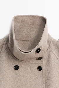 Trench court détails boutonnés
