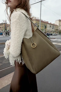 MAXI BUCKET BAG WITH METAL RING