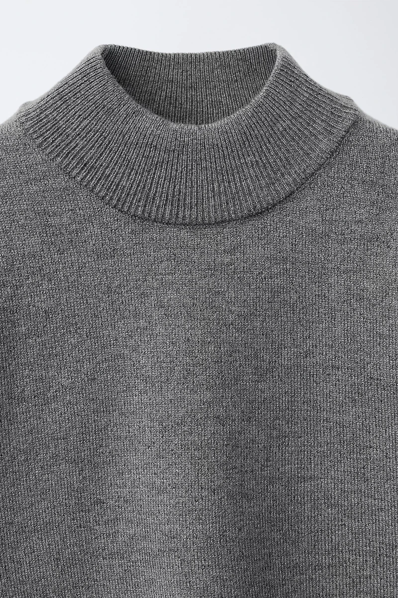 PULL EN MAILLE À COL CHEMINÉE