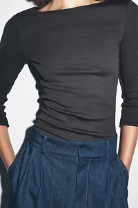 COTTON BOAT NECK T-SHIRT
