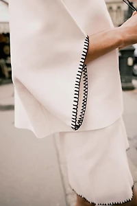 TOP EN MAILLE BRODERIES CONTRASTE