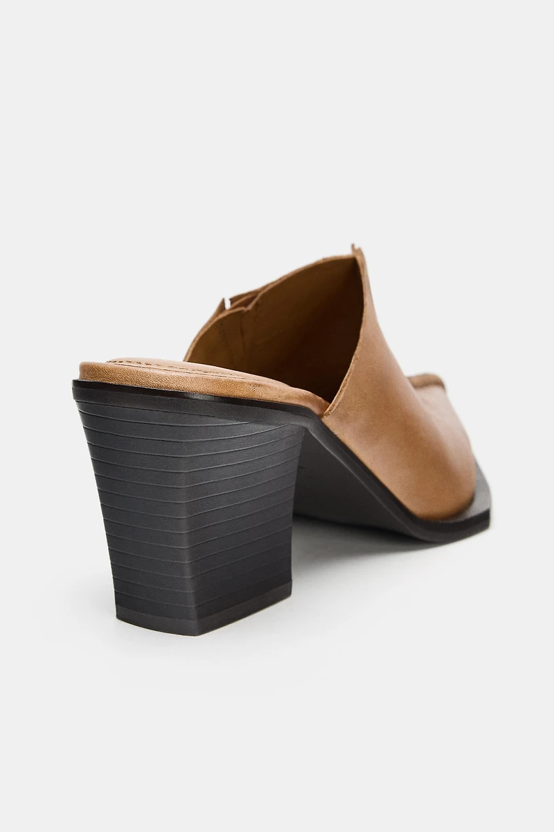 SABOTS EN CUIR AVEC SURPIQÛRE