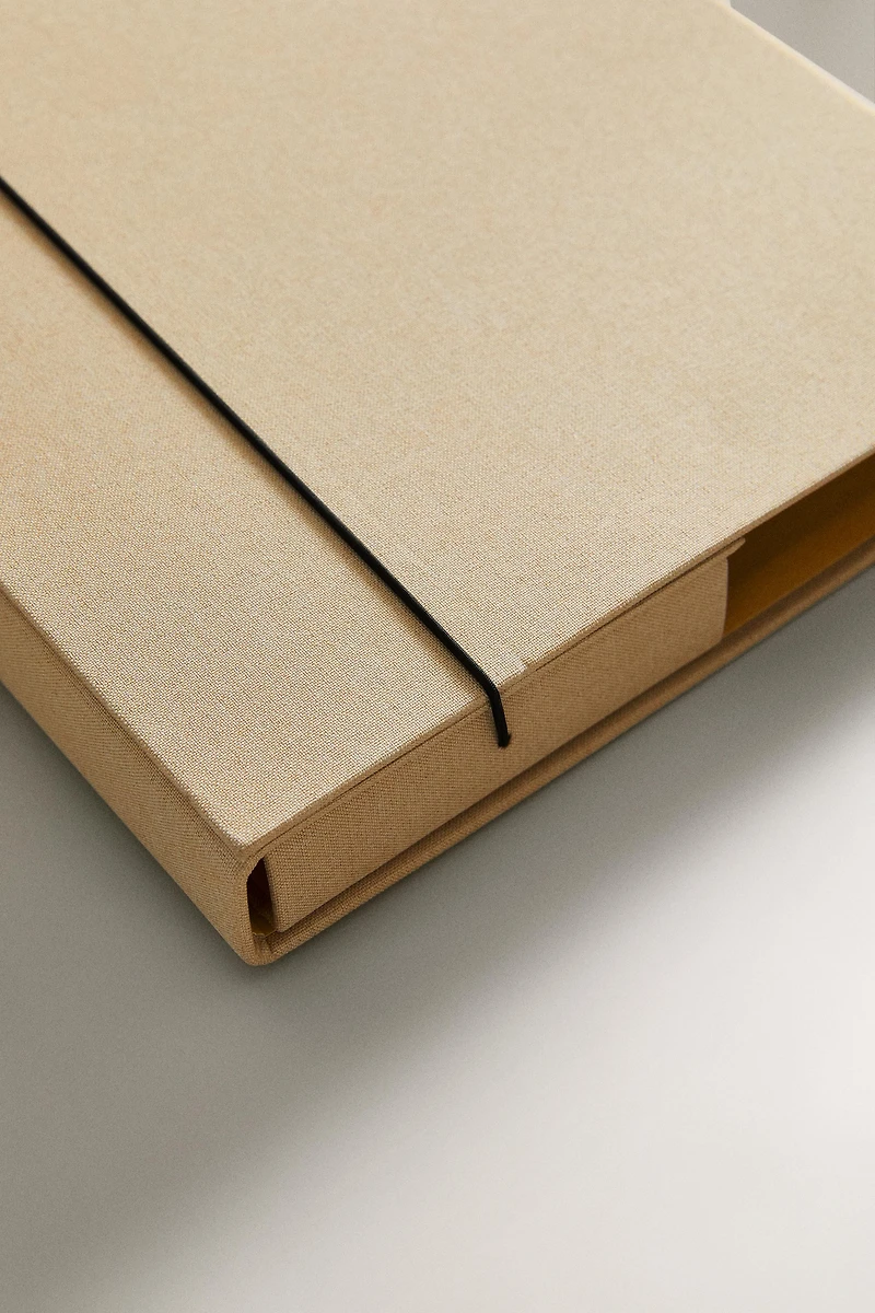 LINEN FOLDER WITH CLOSURE