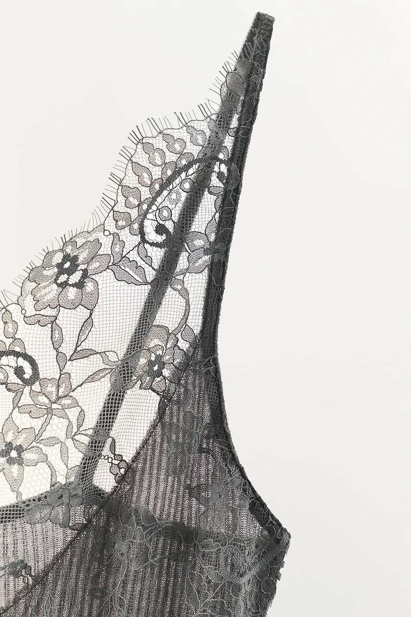 TOP EN MAILLE À BRETELLES DENTELLE