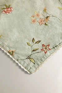 NAPPE IMPRIMÉ FLEURS ET DENTELLE