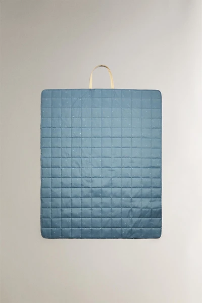 WATER-RESISTANT FLOOR BLANKET WITH CONSTELLATIONS