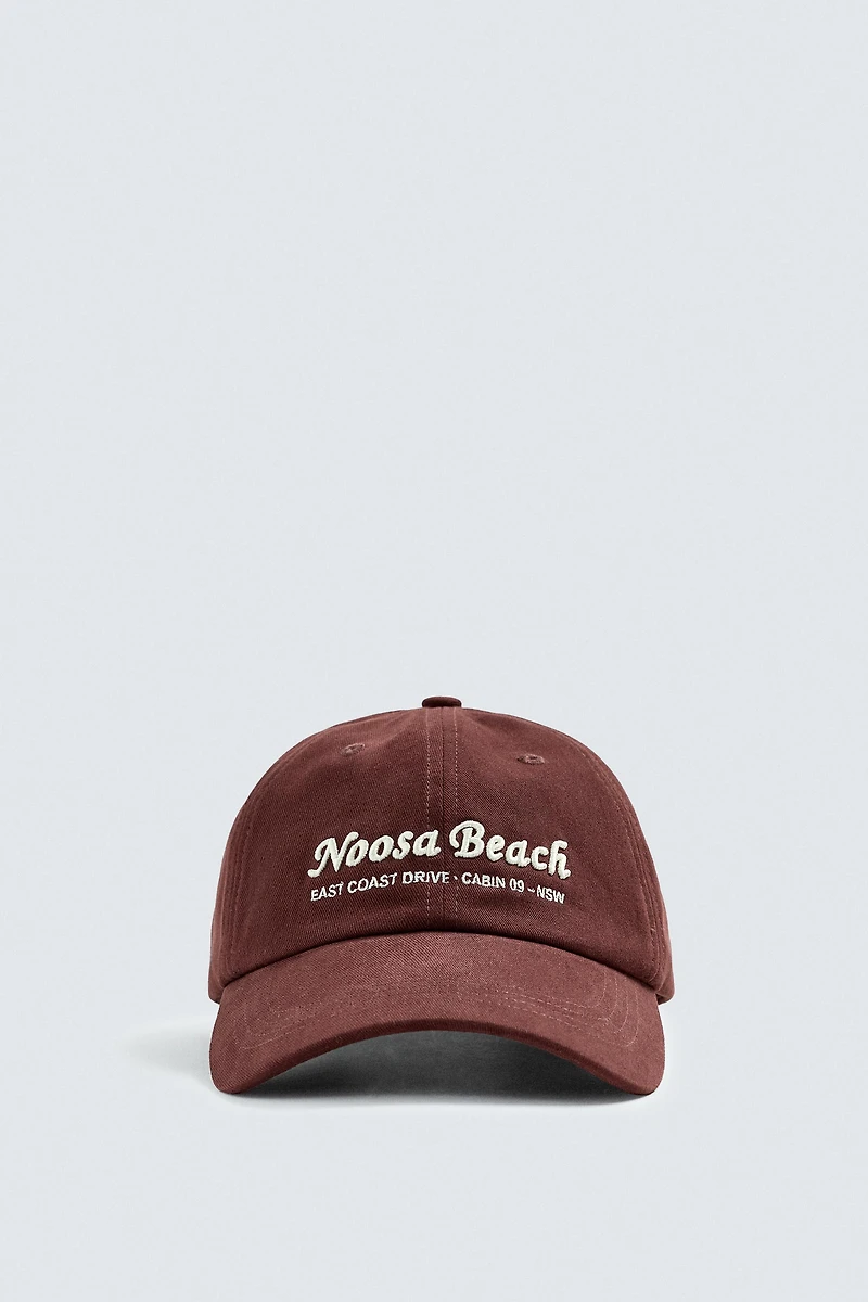 CASQUETTE AVEC INSCRIPTION BRODÉE