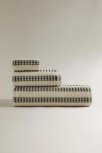 GEOMETRIC TEXTURED BATH TOWEL
