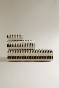 GEOMETRIC TEXTURED BATH TOWEL