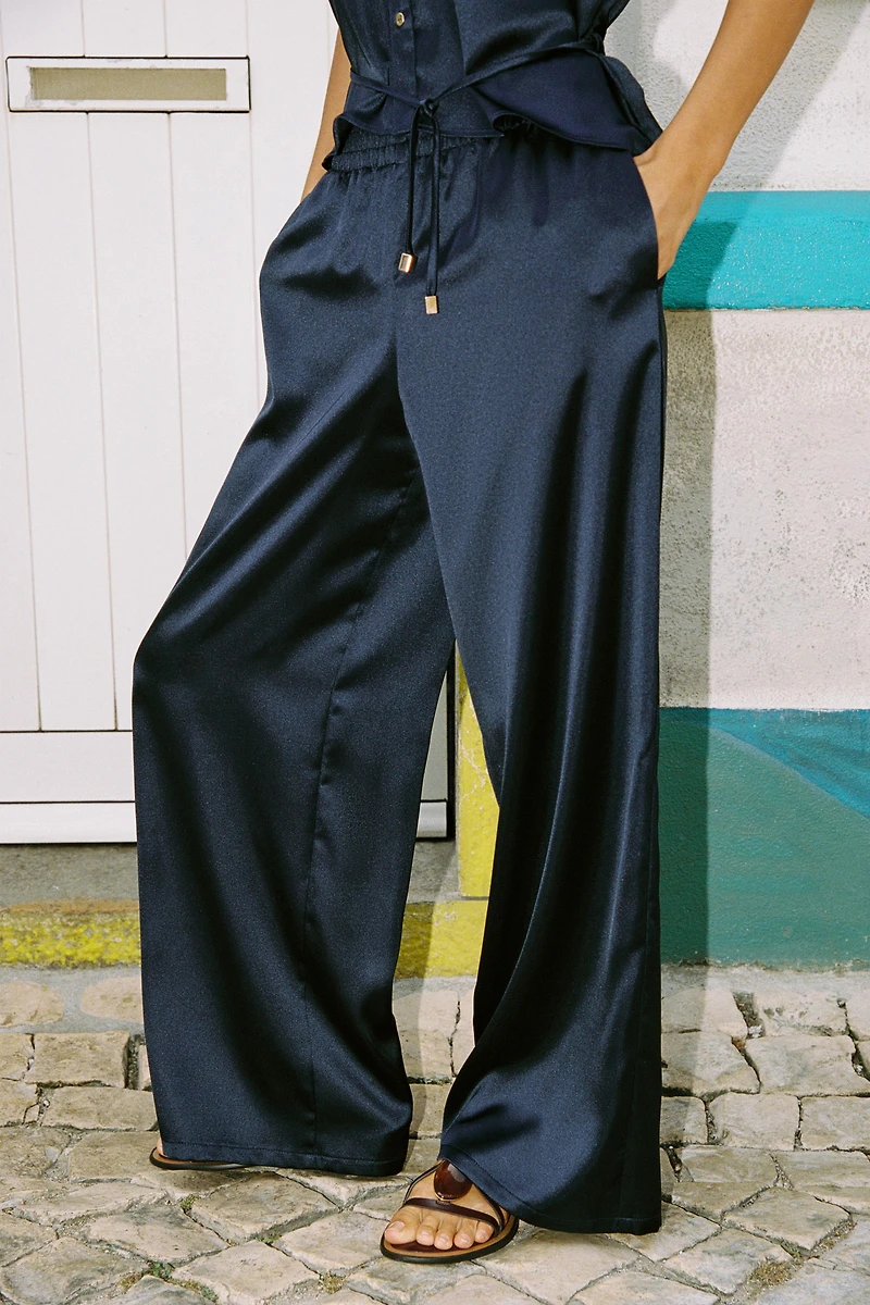 PANTALON SATINÉ À JAMBES LARGES