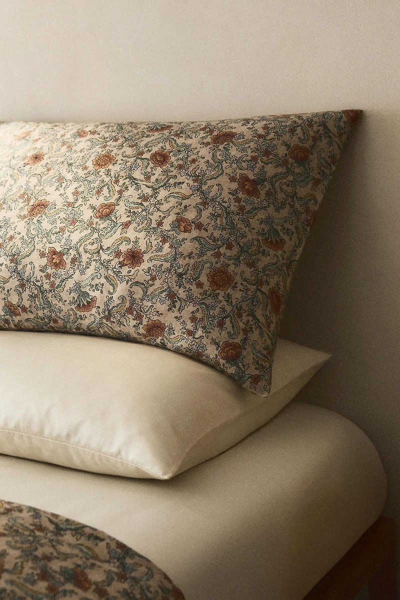 SATEEN PILLOWCASE WITH FLOWERS (300 THREAD COUNT)
