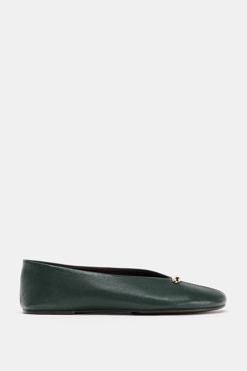 BALLERINES EN CUIR AVEC APPLIQUE