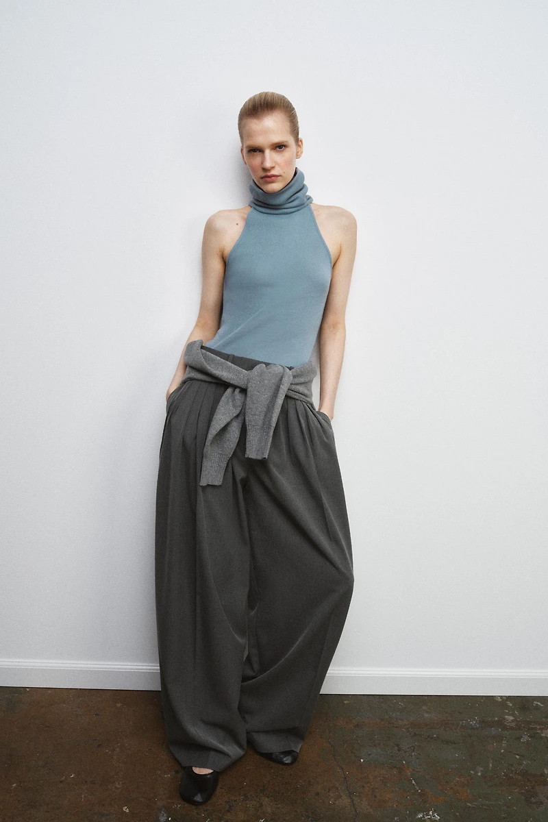 HIGH NECK SLEEVELESS TOP
