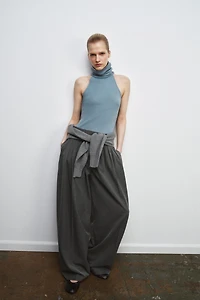HIGH NECK SLEEVELESS TOP