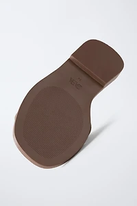 SUEDE CROSS STRAP FLAT SANDALS