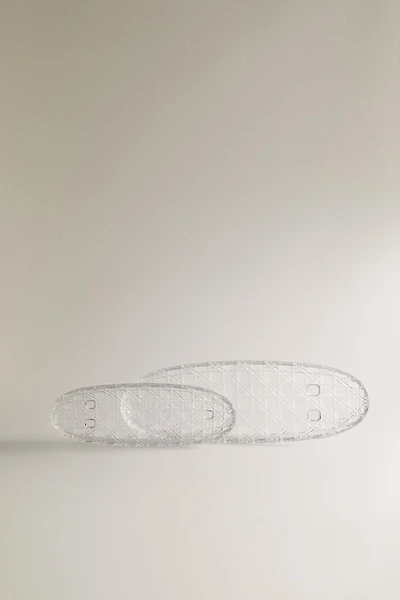 OVAL GLASS SERVING DISH WITH A RAISED DESIGN