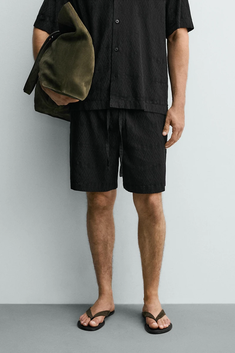 BERMUDA REGULAR FIT JACQUARD GÉOMÉTRIQUE