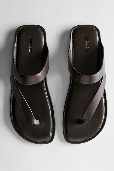 Sandale en cuir asymétrique