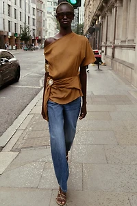 ASYMMETRICAL SATIN EFFECT APPLIQUÉ TOP