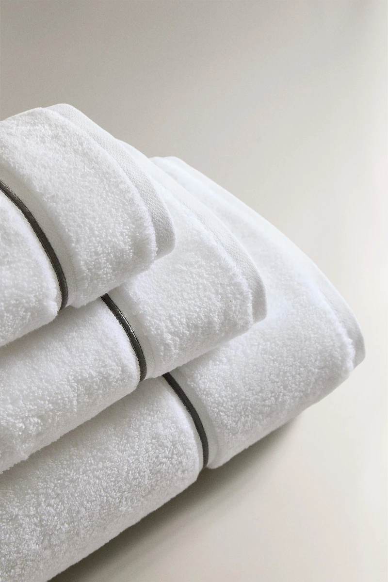 EMBROIDERED TRIM BATH TOWEL