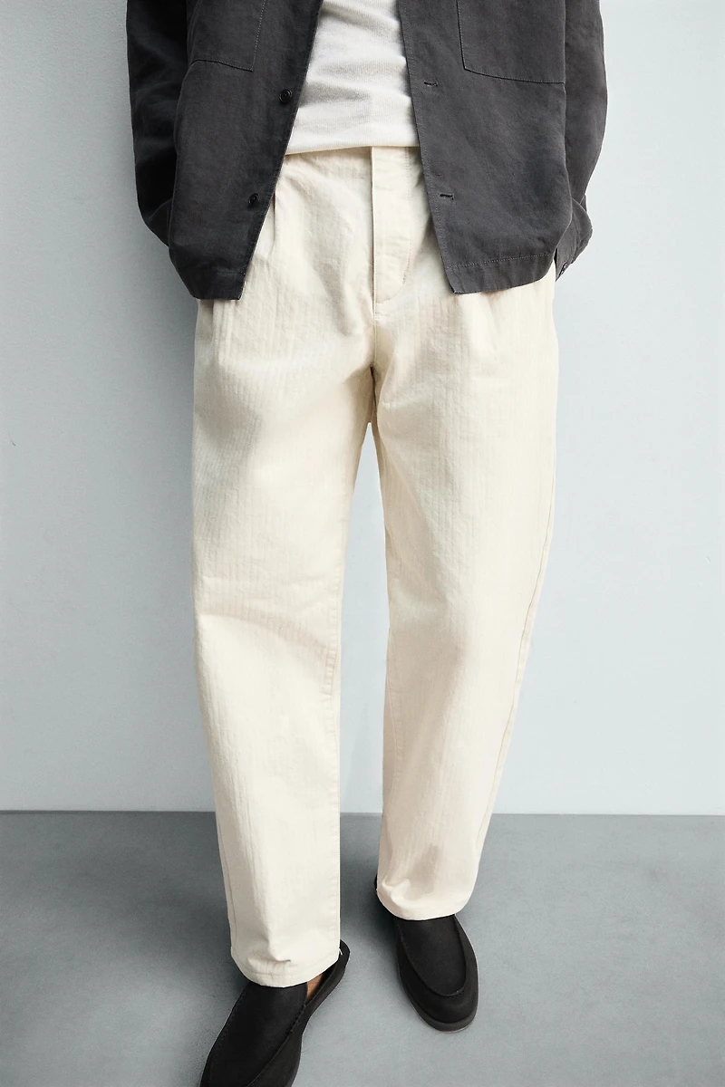PANTALON PLIS CHEVRONS