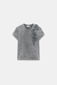 WASHED EMBOSSED FLOWER T-SHIRT