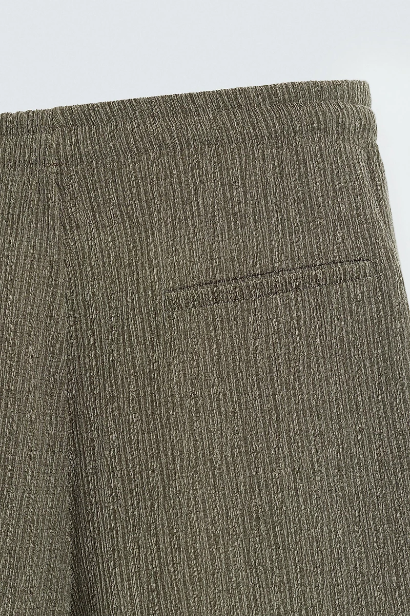 TEXTURED RELAXED FIT SHORTS