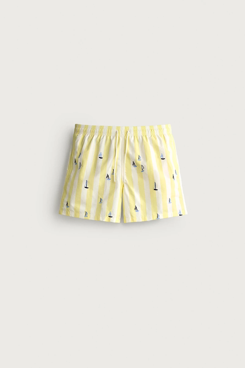 MAILLOT DE BAIN MI-LONG À RAYURES ET BRODERIE BATEAUX