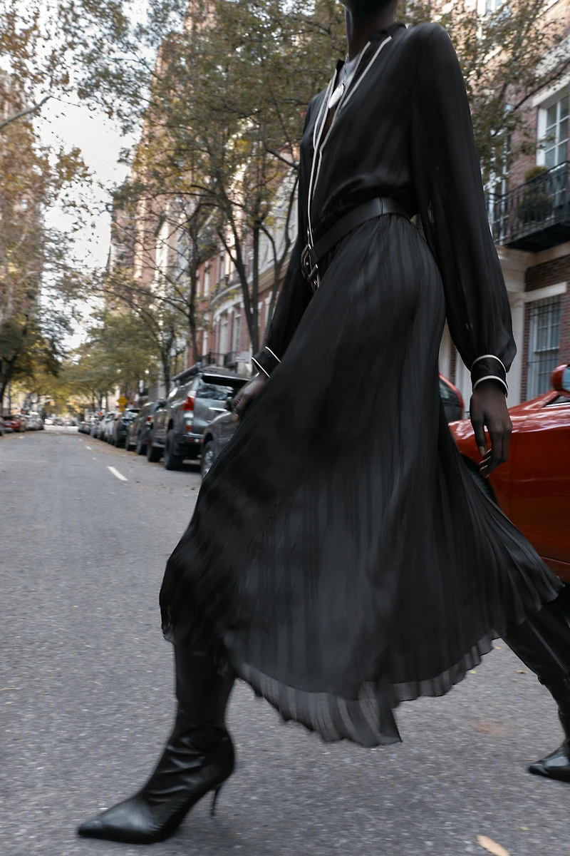 ROBE MI-LONGUE PLISSÉE AVEC CEINTURE ET LISERÉS CONTRASTE