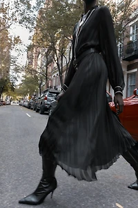 ROBE MI-LONGUE PLISSÉE AVEC CEINTURE ET LISERÉS CONTRASTE