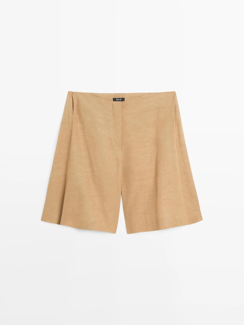 Short flowing Bermuda shorts