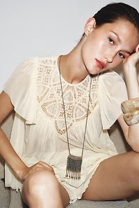 EMBROIDERED FLOWY TOP
