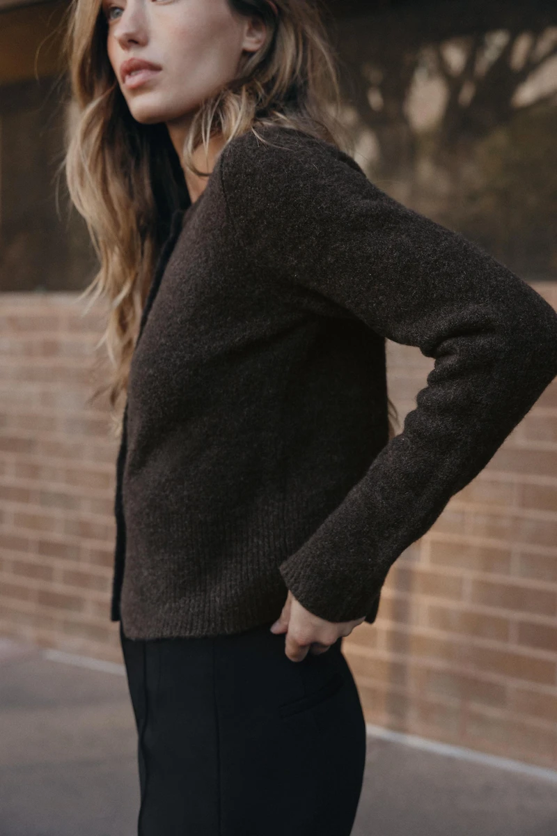 GILET EN MAILLE AVEC BOUTONS BOULES