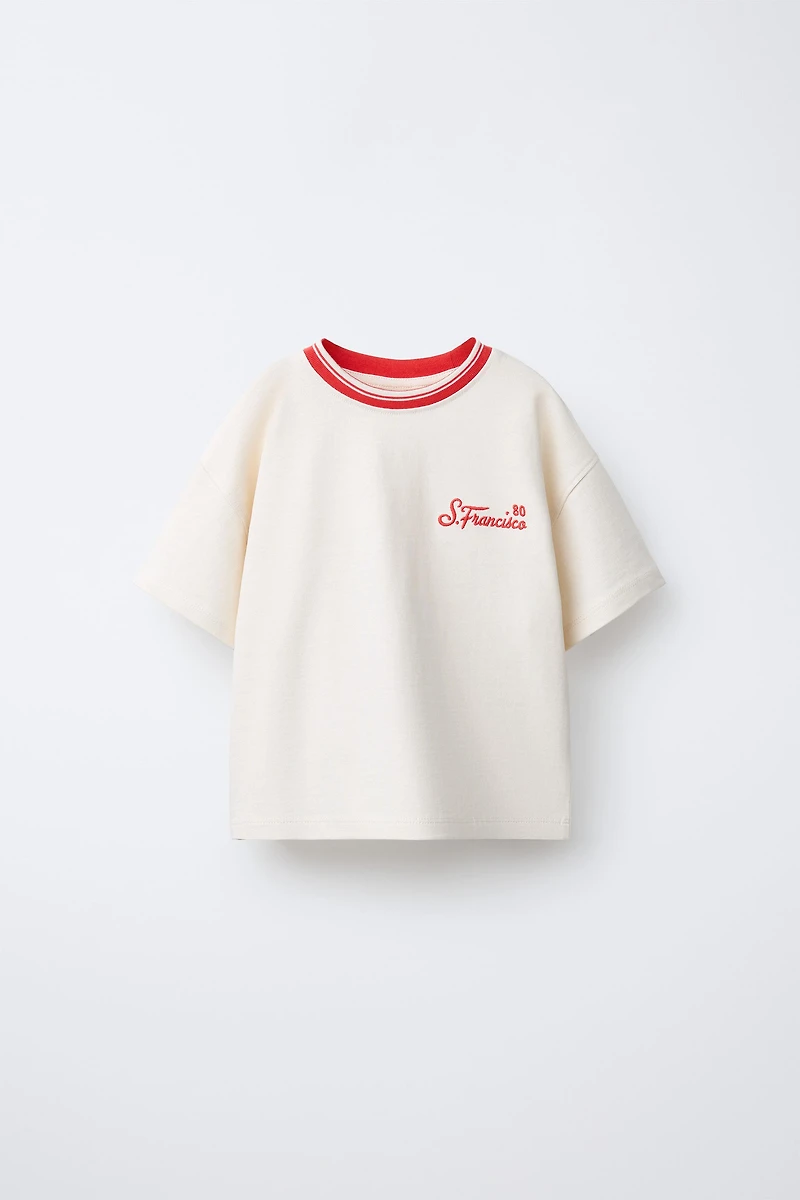 T-SHIRT À INSCRIPTION BRODÉE