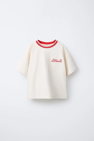 T-SHIRT À INSCRIPTION BRODÉE