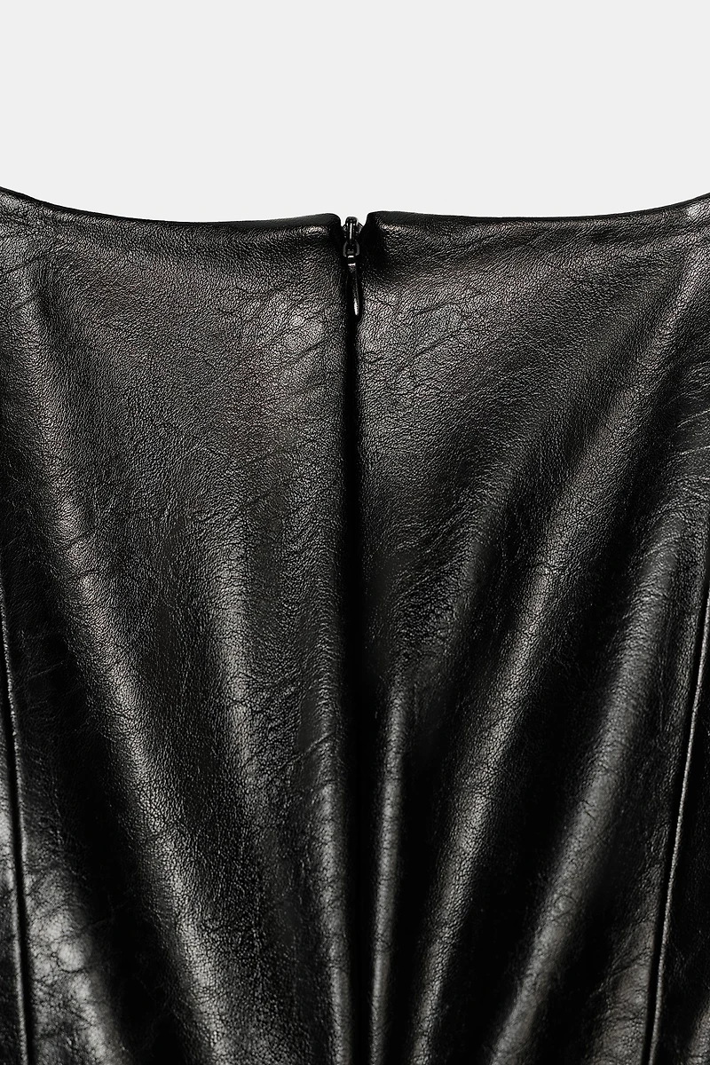 TOP MATIÈRE SYNTHÉTIQUE AVEC CEINTURE