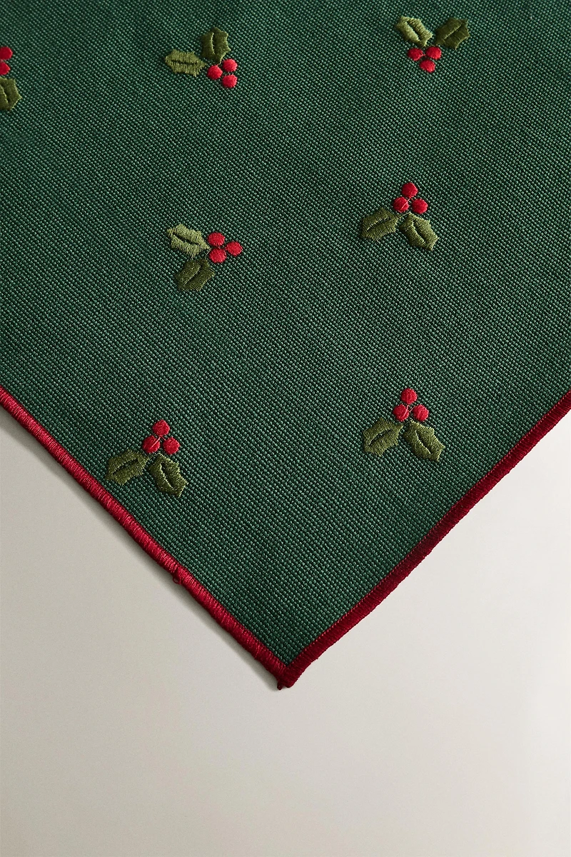 CHRISTMAS TABLE RUNNER WITH SMALL TWIGS
