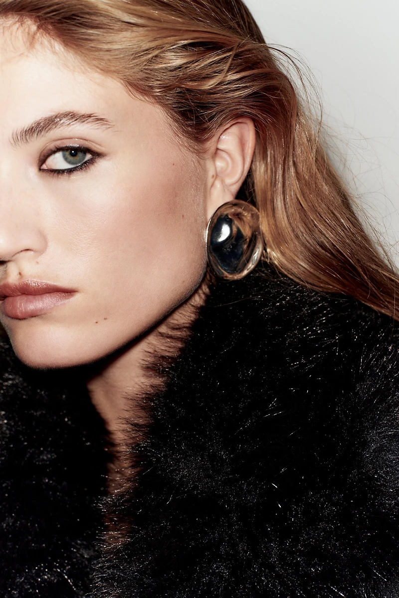 MANTEAU AVEC LAINE À REVERS EFFET FOURRURE ET CEINTURE