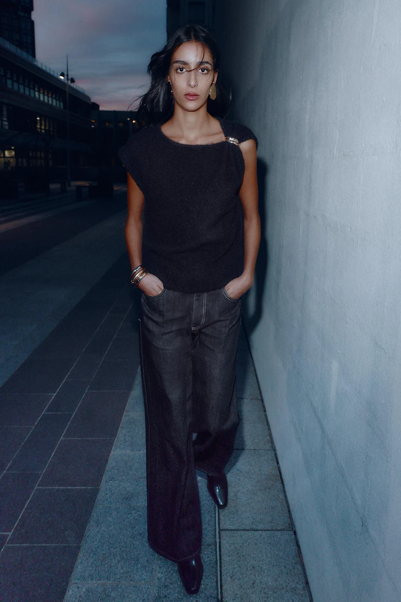 SLEEVELESS KNIT JUMPER WITH BROOCH