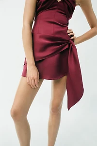 ROBE COURTE AVEC DÉTAIL À LA TAILLE