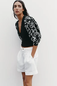 EMBROIDERED FLOWER PUFF SLEEVE TOP