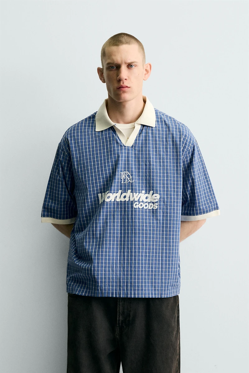 CHEMISE POLO COURTE COUPE TEXTE IMPRIMÉ
