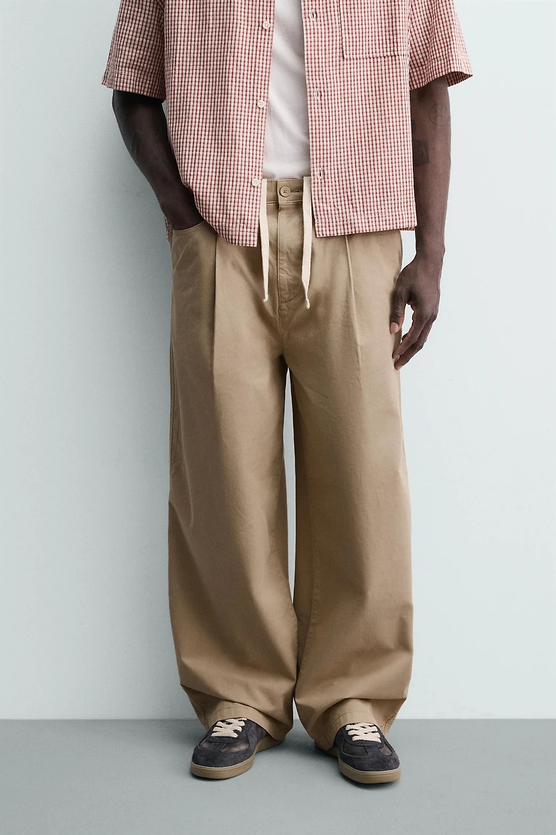 PANTALON CHINO LARGE À PLIS