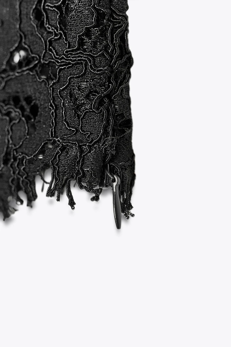 EMBROIDERED CROPPED TOP